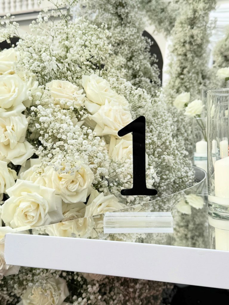 Allestimento del tavolo con numero e fiori bianchi – wedding planner Cerrone Nozze Roma