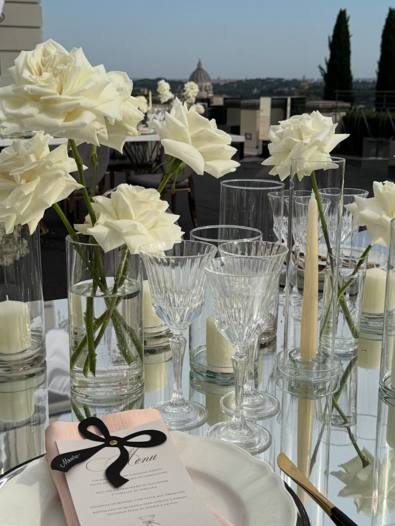 Allestimento matrimonio con rose bianche e vista su Roma – Cerrone Nozze
