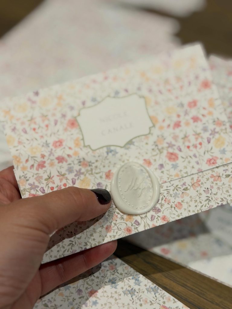 Busta di partecipazione con carta a fiori – Cerrone Nozze