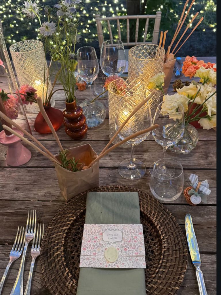 Tavola apparecchiata per un matrimonio con fiori e candele – Cerrone Nozze